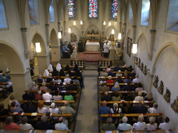 Messe célébrée par Mgr Pozzo